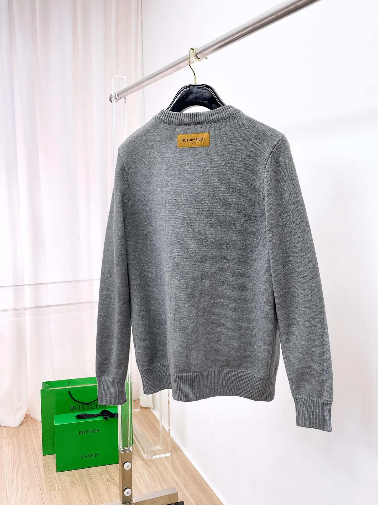 🅿️440 LV 2025ss new wool blended round neck long sleeve sweater cardigan bottoming shirt, high-end version! The custom-made fabrics at the counter are highly breathable and comfortable, with impeccable details and brand element design concepts, reflecting high quality. It feels delicate and soft! It presents a casual cut and the upper body shape is great! 🐉Code size: M-3XL